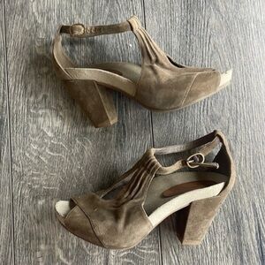 Earthies shoes wedge arch support tan suede heels size 6